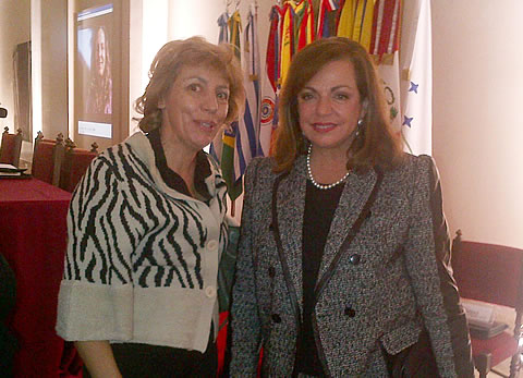 Elizabeth Rossi con la ministra Nilda Garr&eacute;.