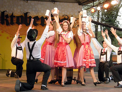 El Ballet Immer Truff de Colonia Bar&oacute;n, La Pampa, en la apertura de la Fiesta el viernes 28 de septiembre.