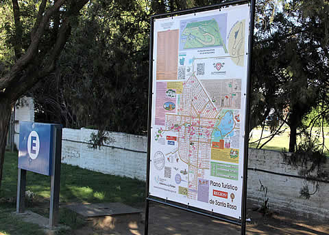 La SecTur promociona el aut&oacute;dromo con planos en los accesos a la ciudad