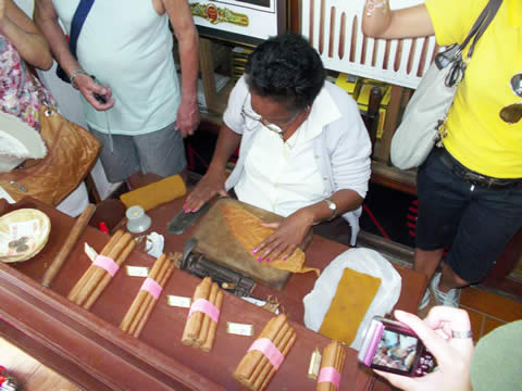Aprendiendo sobre la fabricaci&oacute;n de habanos en La Habana, Cuba.