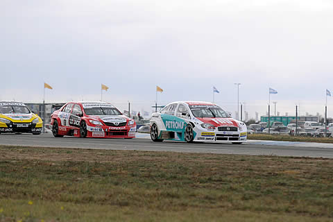 Rossi al frente (Toyota Corolla) con Ardusso detr&aacute;s (Fiat L&iacute;nea).