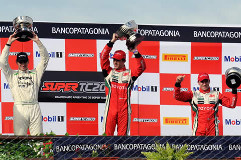 Rossi al frente (Toyota Corolla) con Ardusso detr&aacute;s (Fiat L&iacute;nea).
