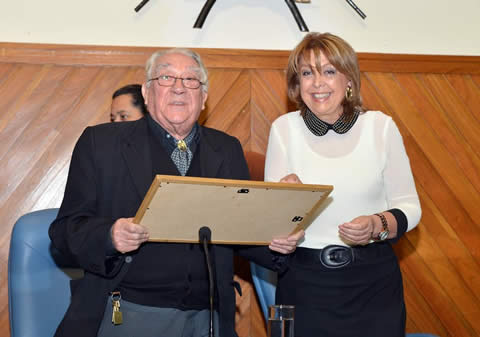 Norma Durango le hizo entrega a  Morisoli de la distinci&oacute;n que fue el motivo del sentido homenaje “Personalidad destacada de la cultura” y los distintos bloques pol&iacute;ticos le entregaron reconocimientos.