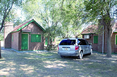 La Reserva Natural cuenta con un complejo de cuatro caba&ntilde;as para alojamiento, con detalles de confort hotelero: camas con sommier, aire acondicionado, ropa blanca, desayunador, cafetera el&eacute;ctrica, frigobar...